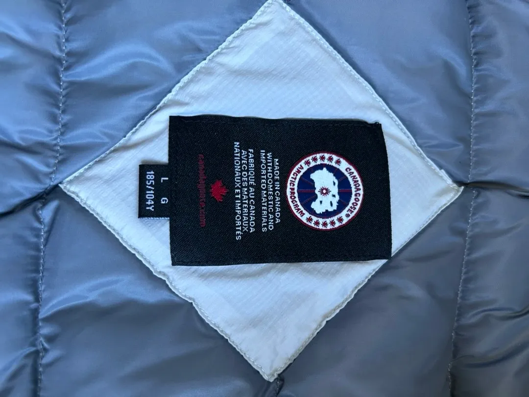 P880 official website CANADA GOOSE thin and light model. It is super lightweight and has no weight-bearing feeling on the upper body! It also shows your temperament!! The Canadian brand Canada Goose has always been recognized as the warmest down jacket. Various Instagram celebrities, Internet celebrities, and celebrities often wear it for street photos. I make Canada Goose every year, but I still can’t get rid of my love for it. No matter how cold the winter is, there is no need to be afraid. It is the legendary warmest down jacket and is known as a must-have for arctic outdoor sports! The most popular down jacket in the world, major celebrities are rushing to buy it, and it is a must-have for everyone! Size: S-2xl Color: black gray